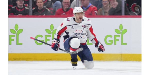 Alexander Ovechkin gör mål mot en annan målvakt